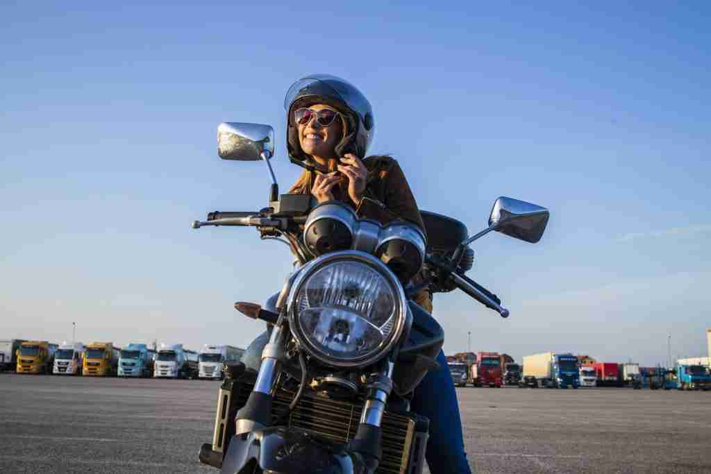 Detran.mg - Conduzir Motocicleta sem as Duas Mãos no Guidão: Riscos e Penalidades (4)
