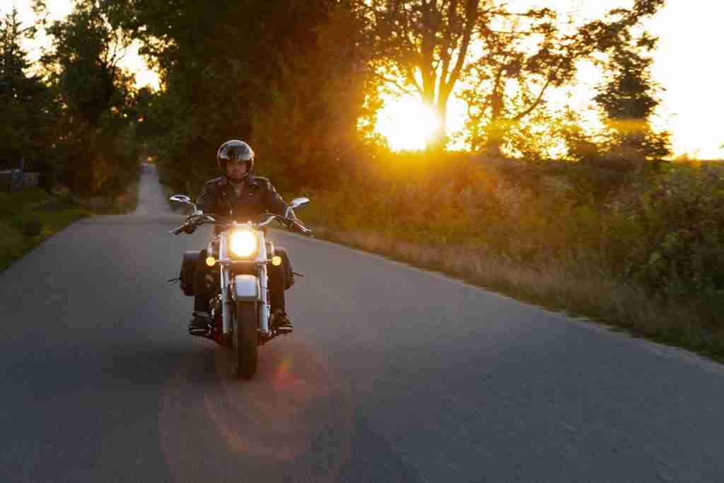 Detran.mg - Conduzir Motocicleta sem as Duas Mãos no Guidão: Riscos e Penalidades (5)